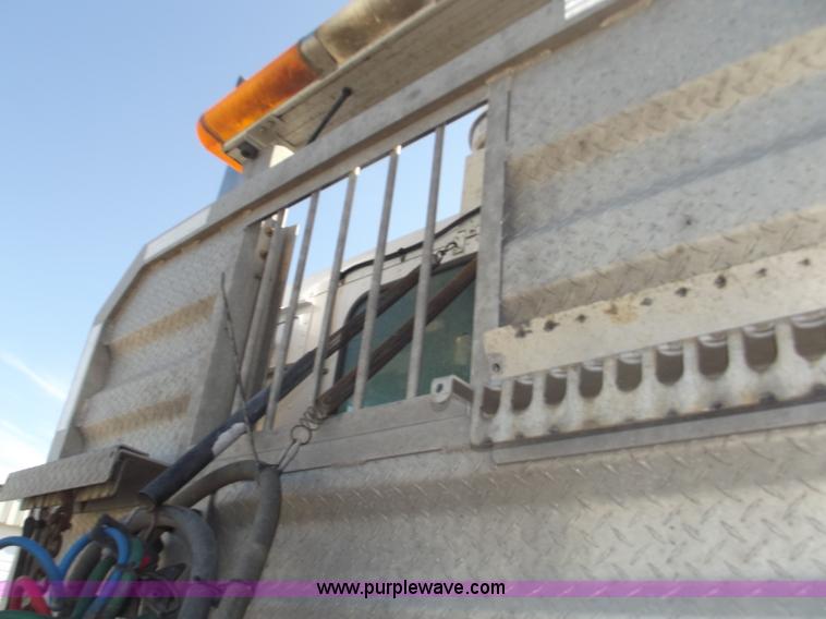 image for item B5001 2005 Freightliner Columbia semi truck