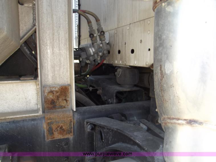 image for item B5001 2005 Freightliner Columbia semi truck