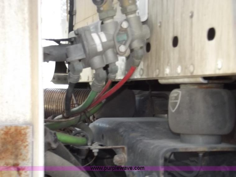 image for item B5001 2005 Freightliner Columbia semi truck