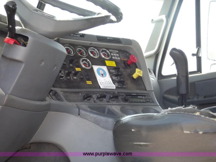 image for item B5001 2005 Freightliner Columbia semi truck