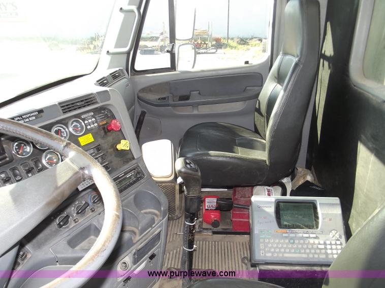 image for item B5001 2005 Freightliner Columbia semi truck