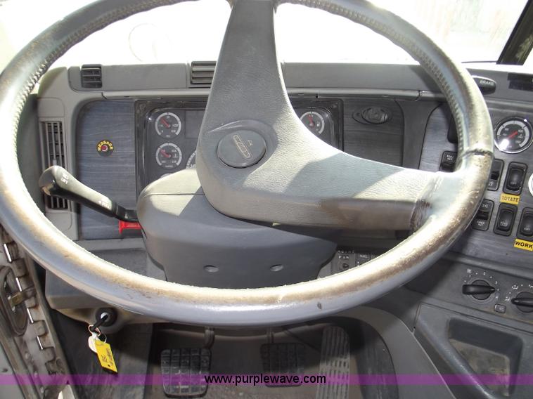 image for item B5001 2005 Freightliner Columbia semi truck