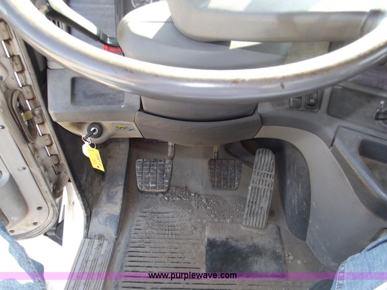 image for item B5001 2005 Freightliner Columbia semi truck