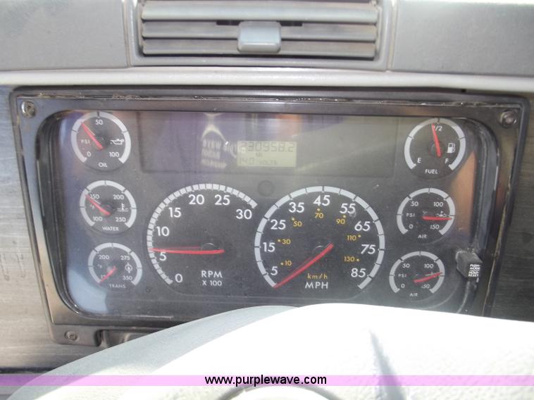 image for item B5001 2005 Freightliner Columbia semi truck