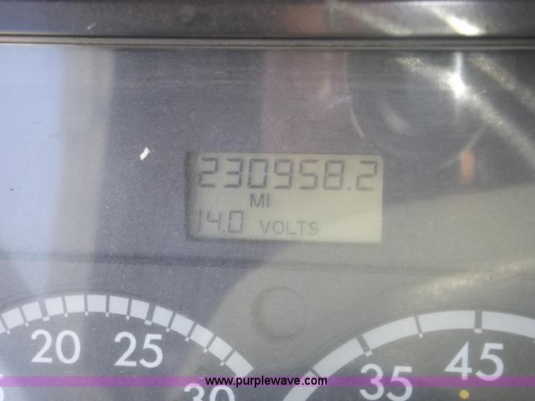 image for item B5001 2005 Freightliner Columbia semi truck