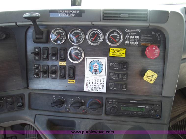 image for item B5001 2005 Freightliner Columbia semi truck