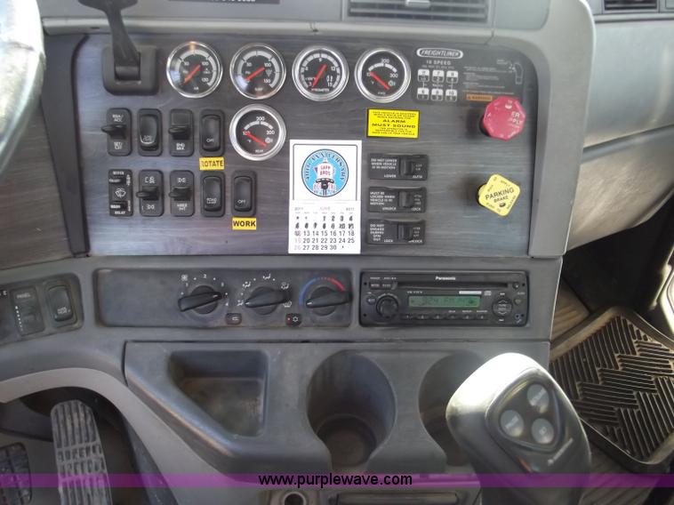 image for item B5001 2005 Freightliner Columbia semi truck