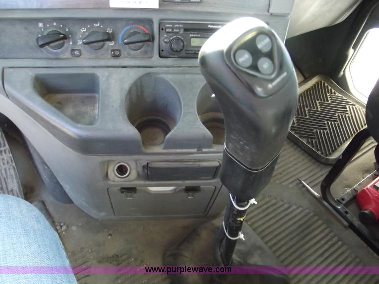 image for item B5001 2005 Freightliner Columbia semi truck