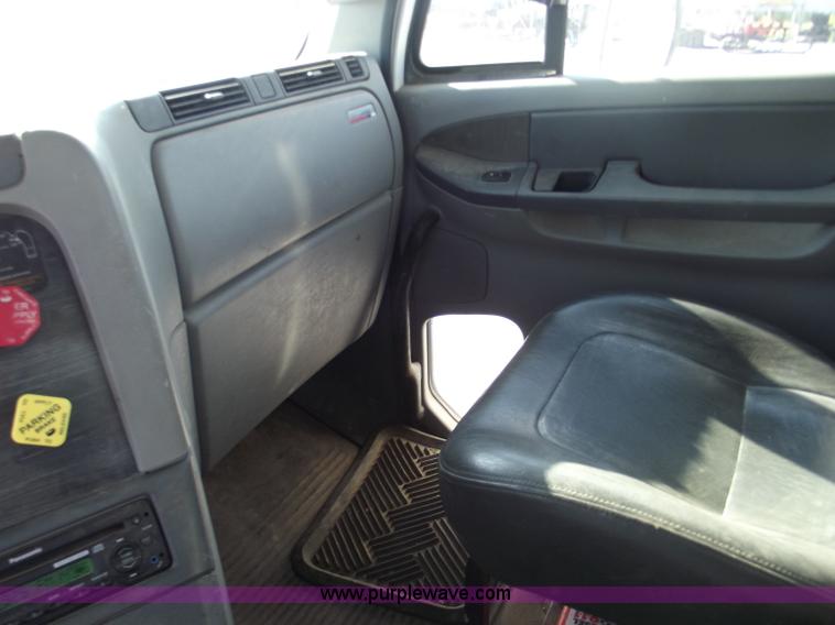 image for item B5001 2005 Freightliner Columbia semi truck