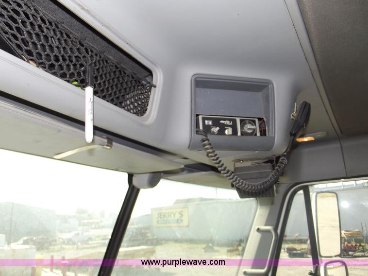 image for item B5001 2005 Freightliner Columbia semi truck