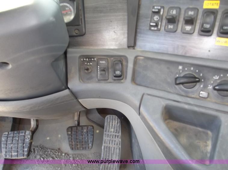 image for item B5001 2005 Freightliner Columbia semi truck