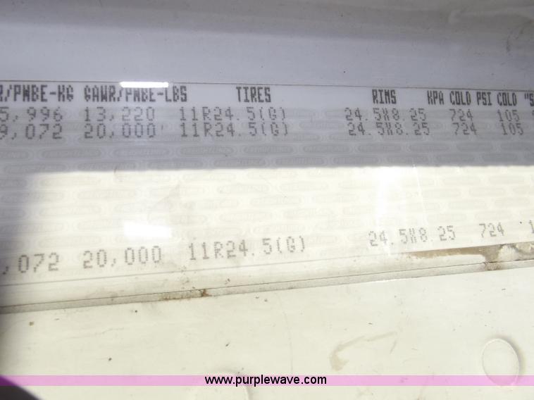 image for item B5001 2005 Freightliner Columbia semi truck