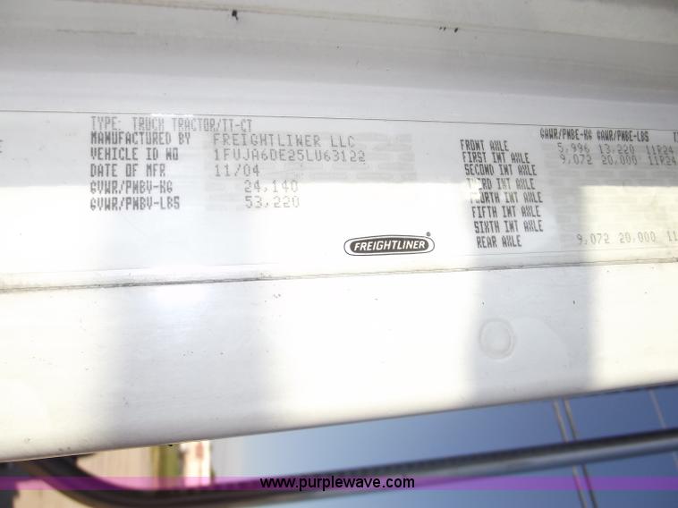 image for item B5001 2005 Freightliner Columbia semi truck