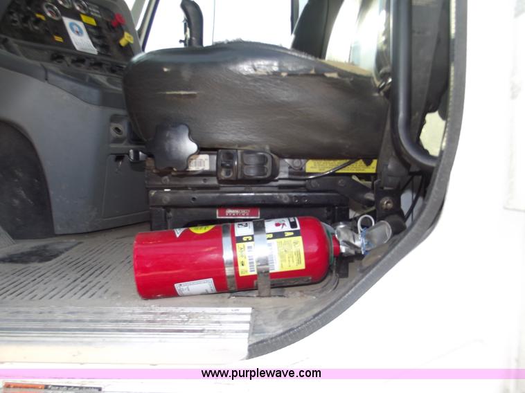 image for item B5001 2005 Freightliner Columbia semi truck