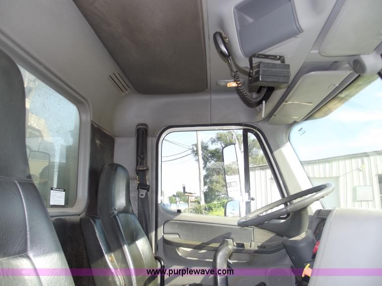image for item B5001 2005 Freightliner Columbia semi truck