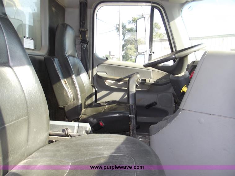 image for item B5001 2005 Freightliner Columbia semi truck