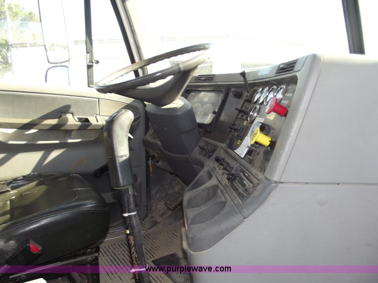 image for item B5001 2005 Freightliner Columbia semi truck