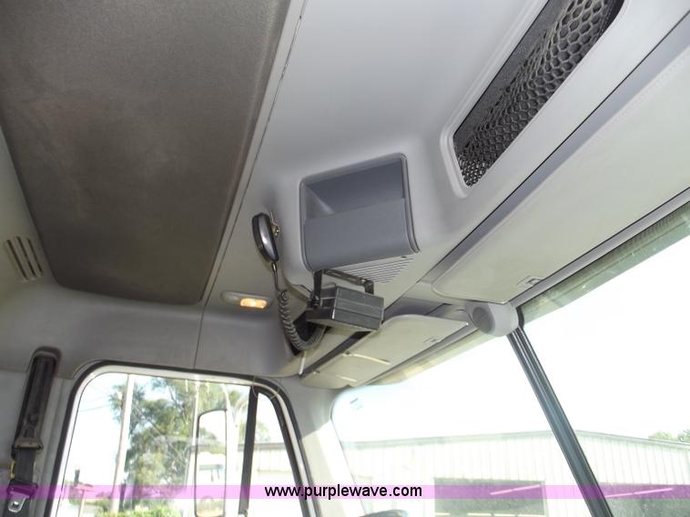 image for item B5001 2005 Freightliner Columbia semi truck