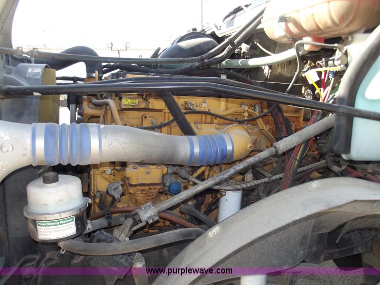 image for item B5001 2005 Freightliner Columbia semi truck