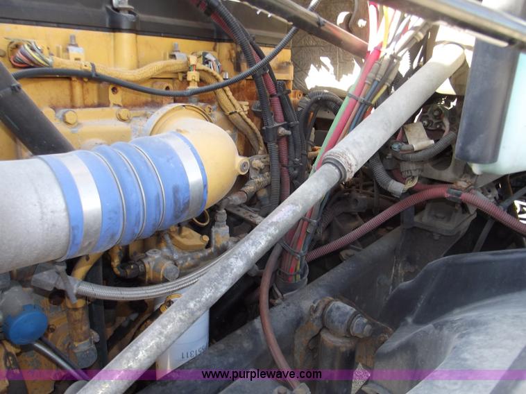 image for item B5001 2005 Freightliner Columbia semi truck