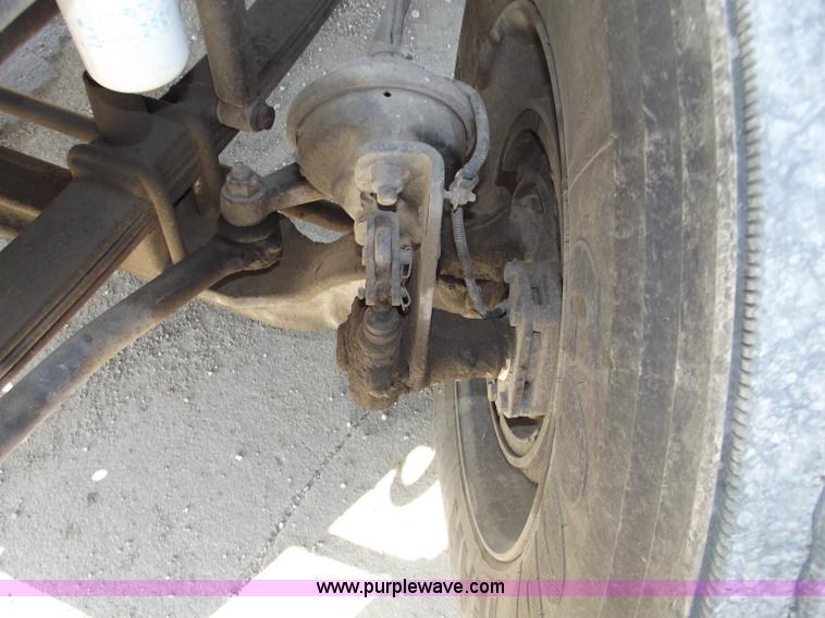 image for item B5001 2005 Freightliner Columbia semi truck