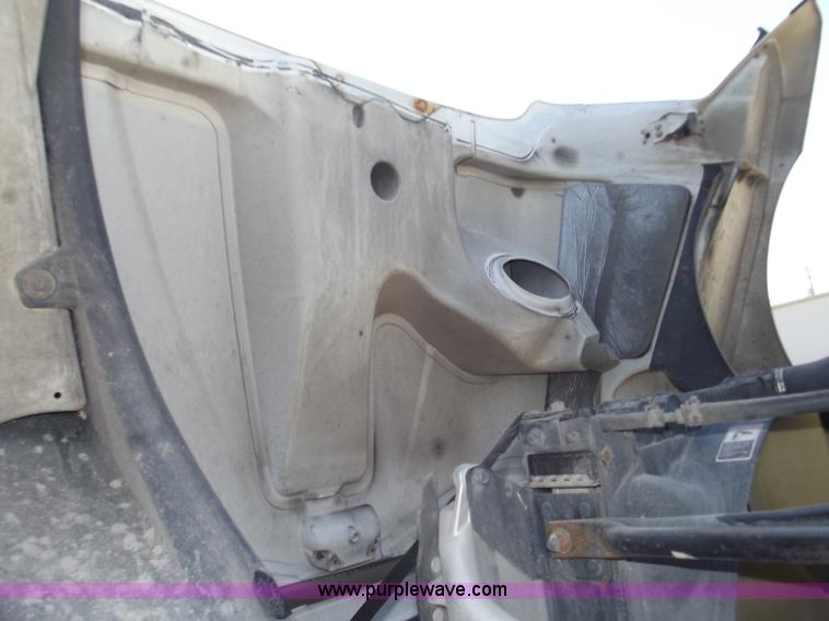 image for item B5001 2005 Freightliner Columbia semi truck