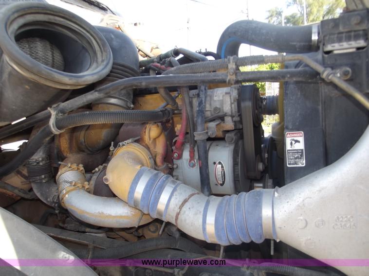 image for item B5001 2005 Freightliner Columbia semi truck