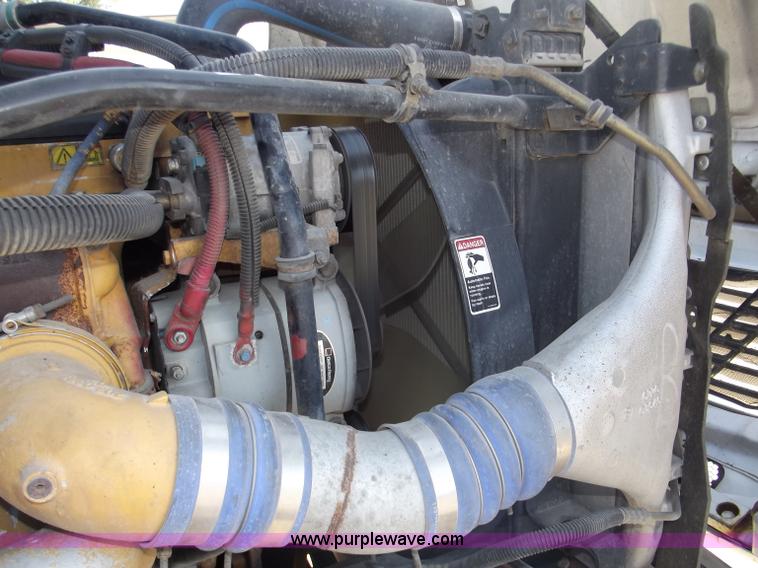 image for item B5001 2005 Freightliner Columbia semi truck