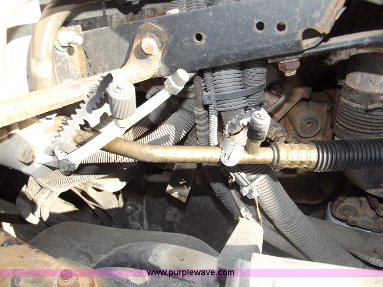 image for item B5001 2005 Freightliner Columbia semi truck