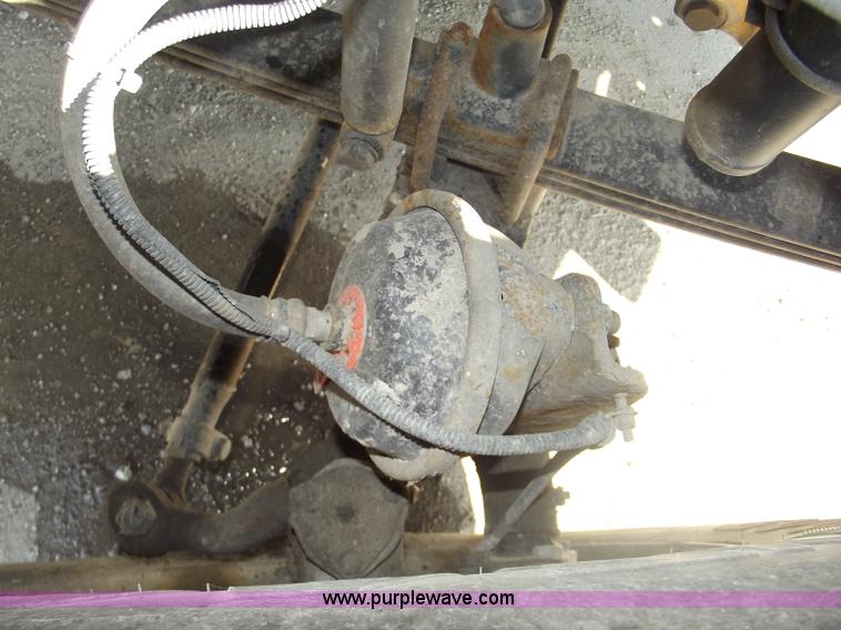 image for item B5001 2005 Freightliner Columbia semi truck