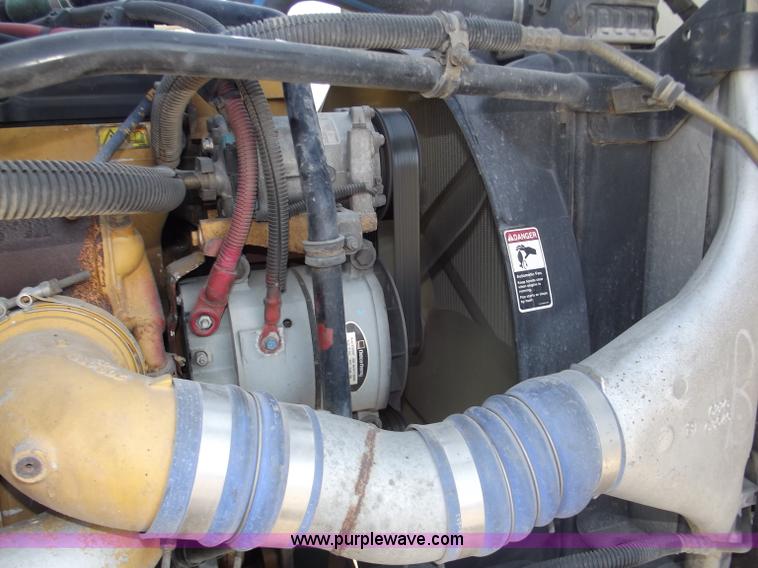 image for item B5001 2005 Freightliner Columbia semi truck