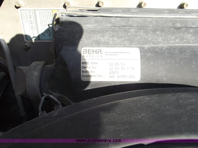 image for item B5001 2005 Freightliner Columbia semi truck