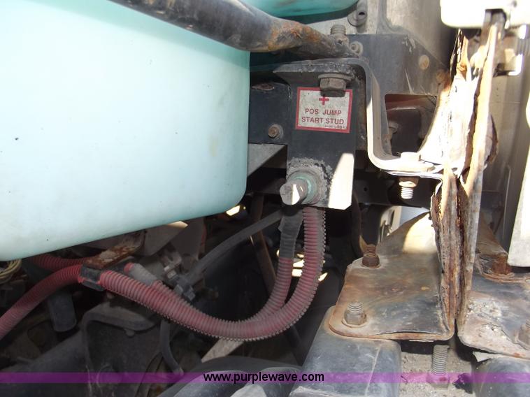 image for item B5001 2005 Freightliner Columbia semi truck