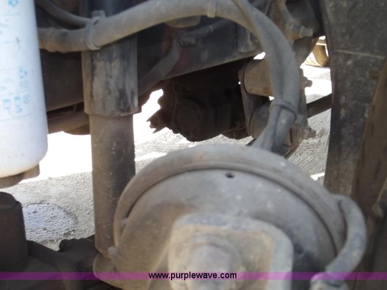 image for item B5001 2005 Freightliner Columbia semi truck