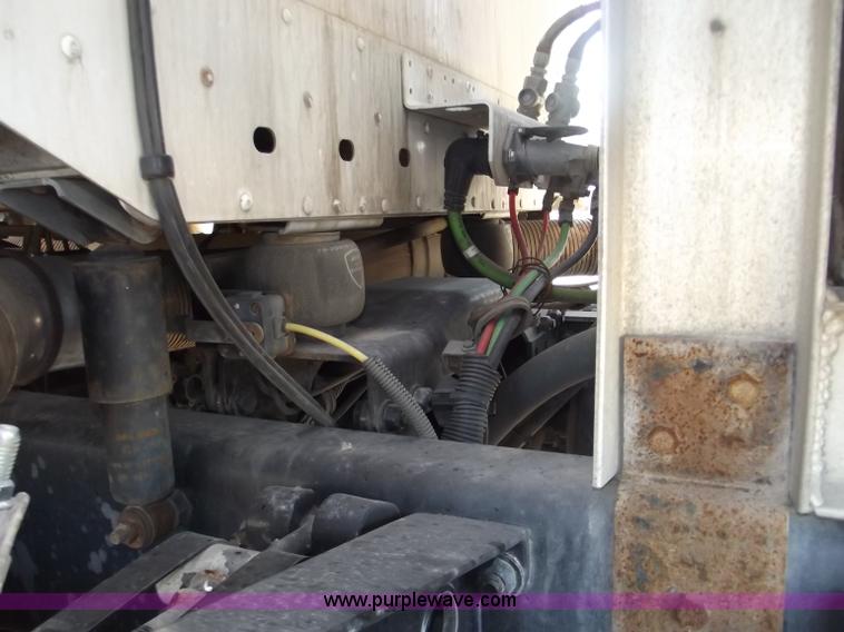 image for item B5001 2005 Freightliner Columbia semi truck