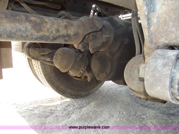 image for item B5001 2005 Freightliner Columbia semi truck