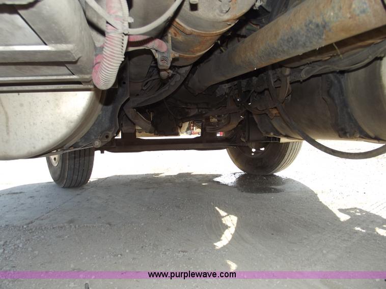 image for item B5001 2005 Freightliner Columbia semi truck