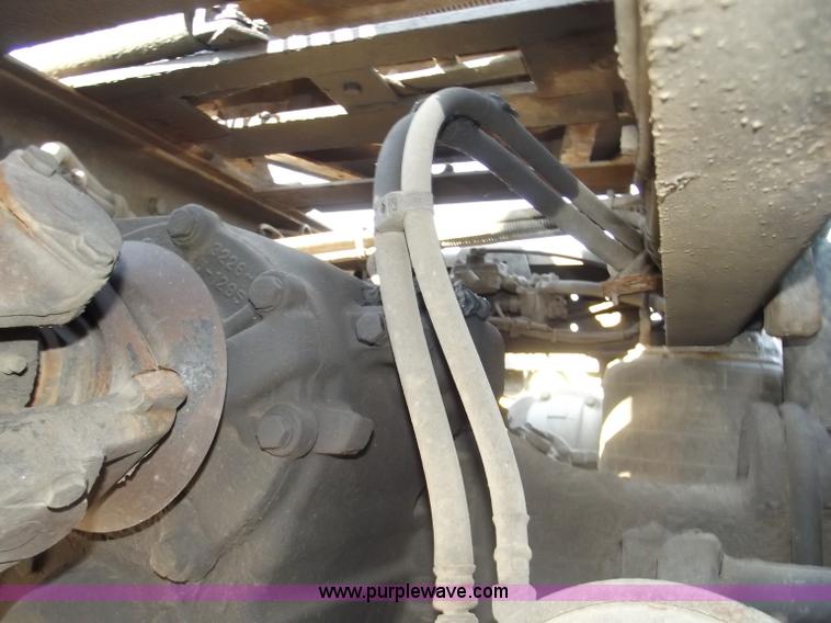 image for item B5001 2005 Freightliner Columbia semi truck