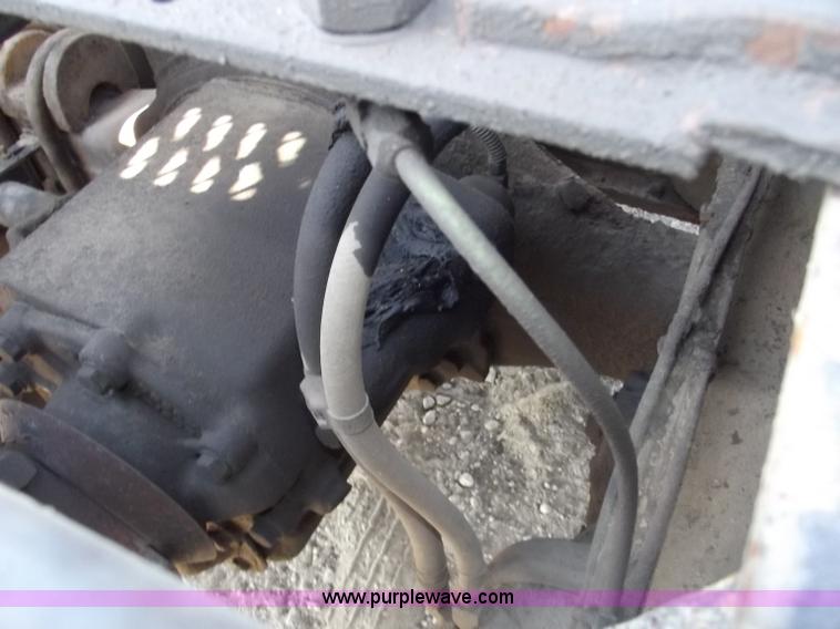 image for item B5001 2005 Freightliner Columbia semi truck