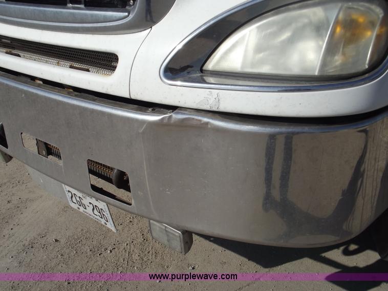 image for item B5001 2005 Freightliner Columbia semi truck