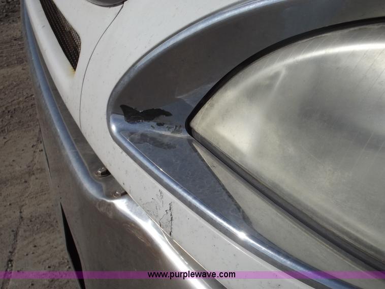 image for item B5001 2005 Freightliner Columbia semi truck