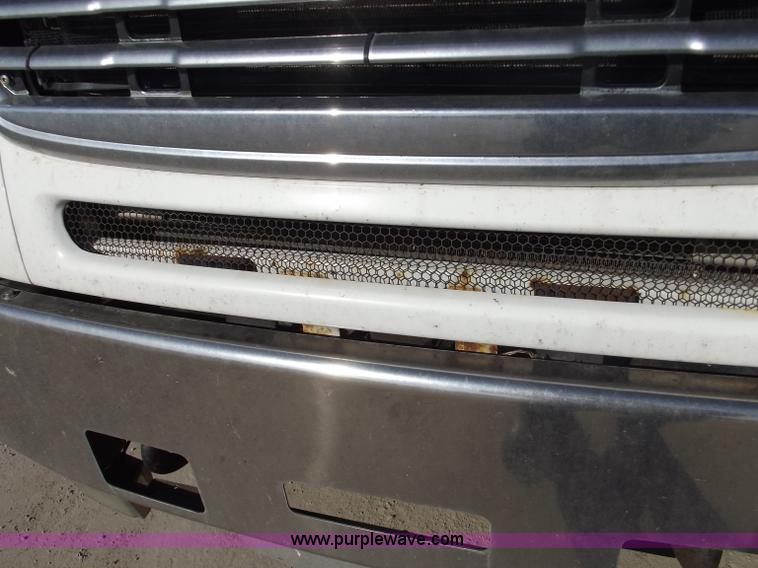 image for item B5001 2005 Freightliner Columbia semi truck