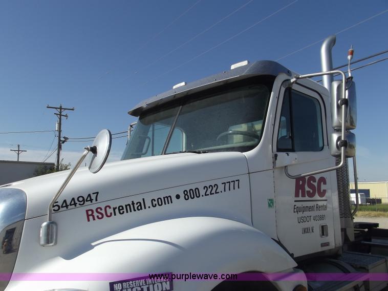 image for item B5001 2005 Freightliner Columbia semi truck