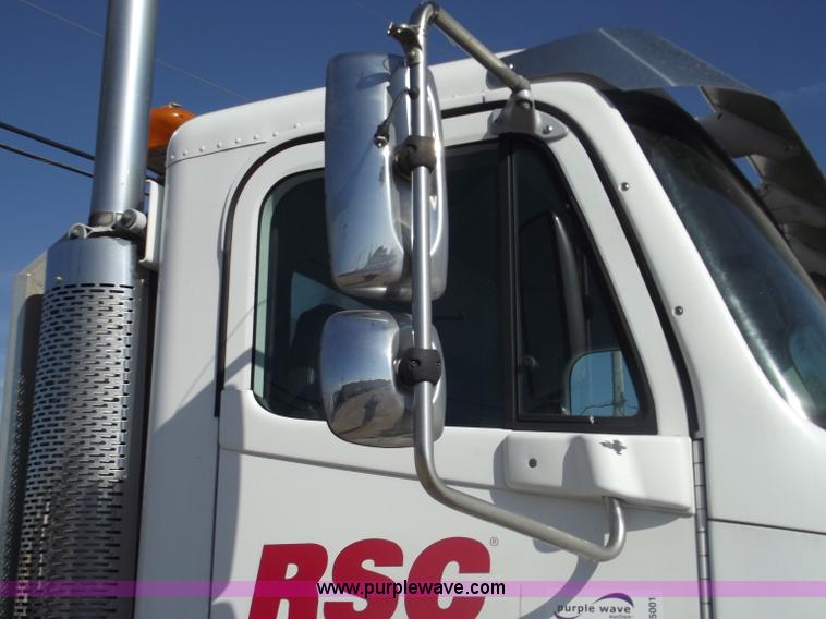 image for item B5001 2005 Freightliner Columbia semi truck