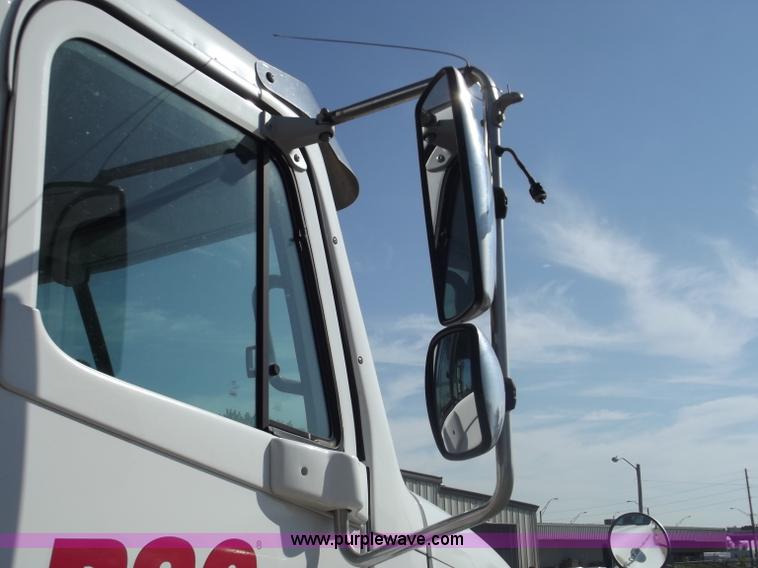 image for item B5001 2005 Freightliner Columbia semi truck