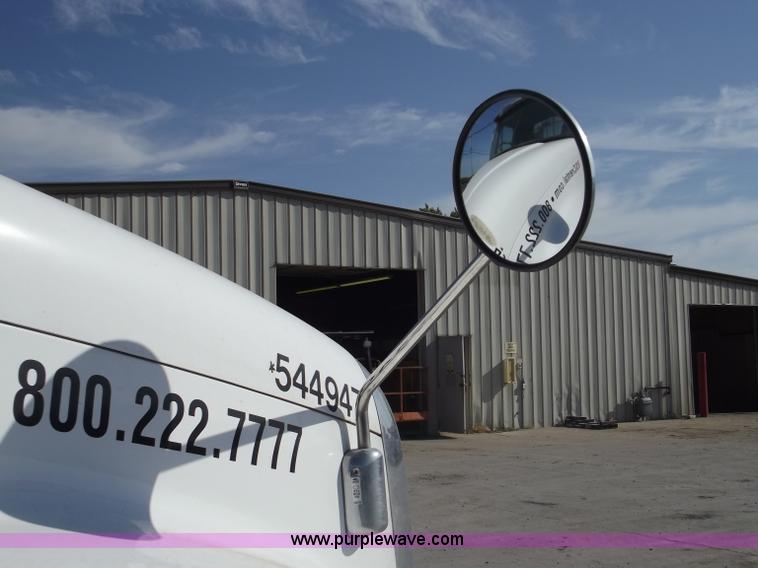 image for item B5001 2005 Freightliner Columbia semi truck