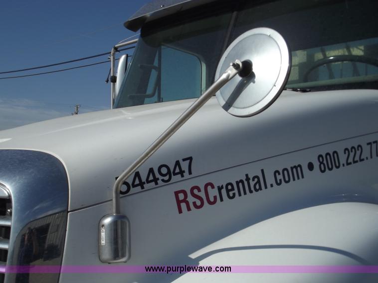 image for item B5001 2005 Freightliner Columbia semi truck