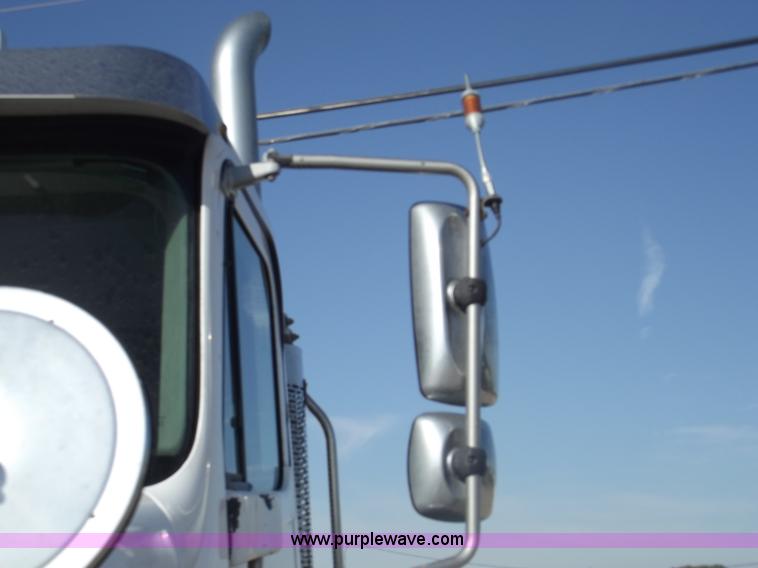 image for item B5001 2005 Freightliner Columbia semi truck