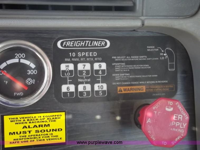 image for item B5001 2005 Freightliner Columbia semi truck