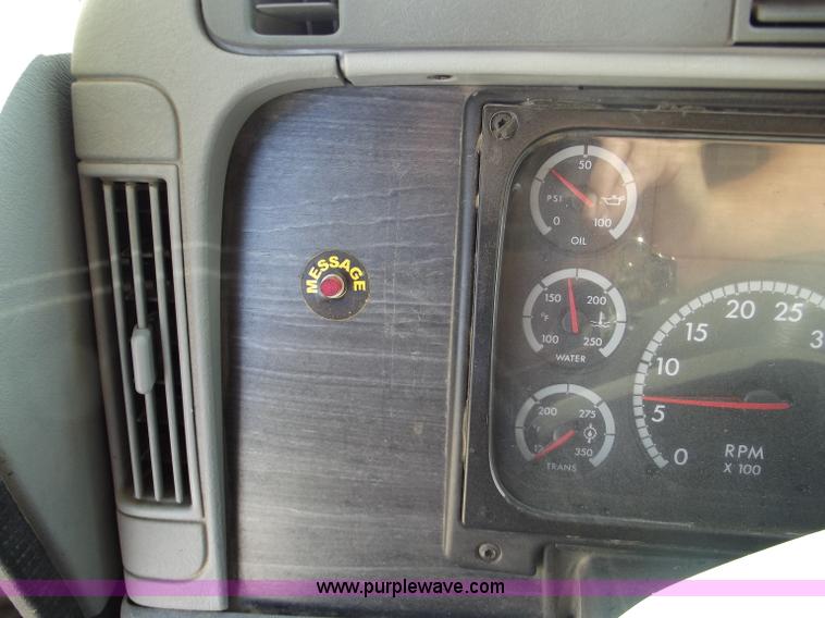 image for item B5001 2005 Freightliner Columbia semi truck